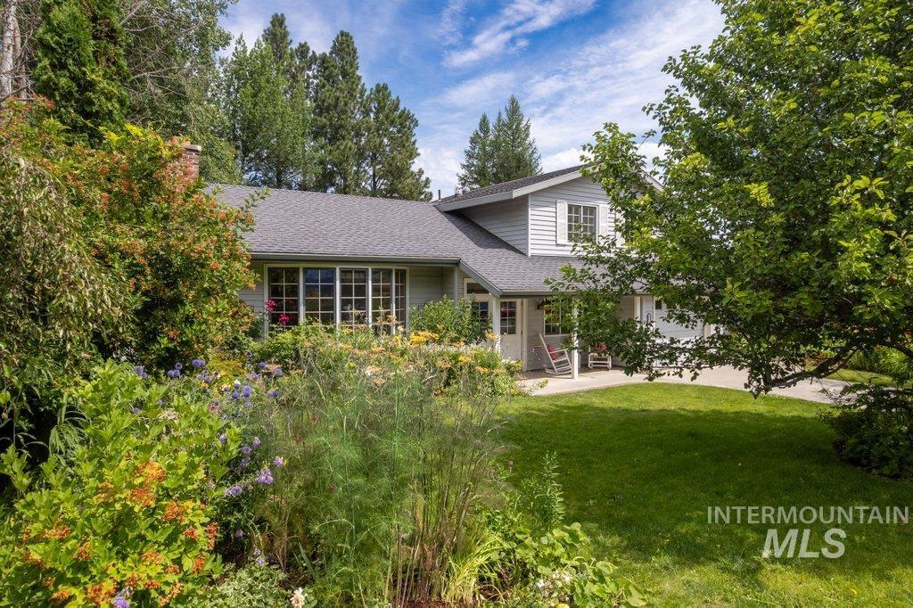 1128 Lynandra Dr., Moscow, Idaho 83843, 5 Bedrooms, 3.5 Bathrooms, Residential For Sale, Price $500,000,MLS 98995207