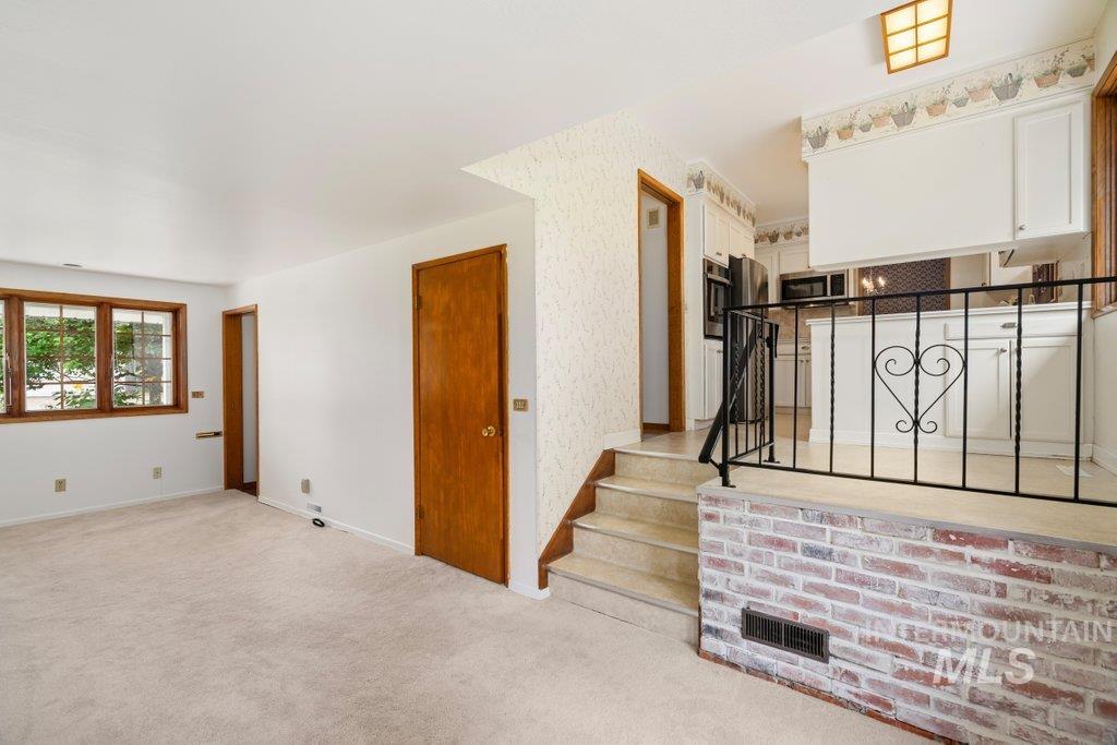 1128 Lynandra Dr., Moscow, Idaho 83843, 5 Bedrooms, 3.5 Bathrooms, Residential For Sale, Price $500,000,MLS 98995207