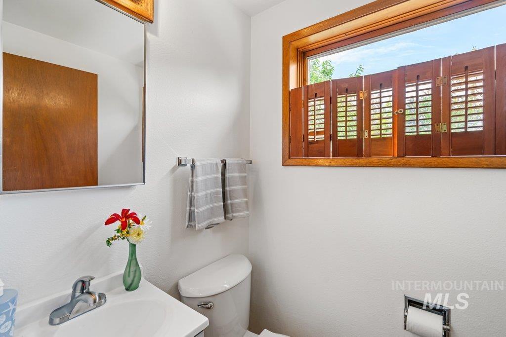 1128 Lynandra Dr., Moscow, Idaho 83843, 5 Bedrooms, 3.5 Bathrooms, Residential For Sale, Price $500,000,MLS 98995207