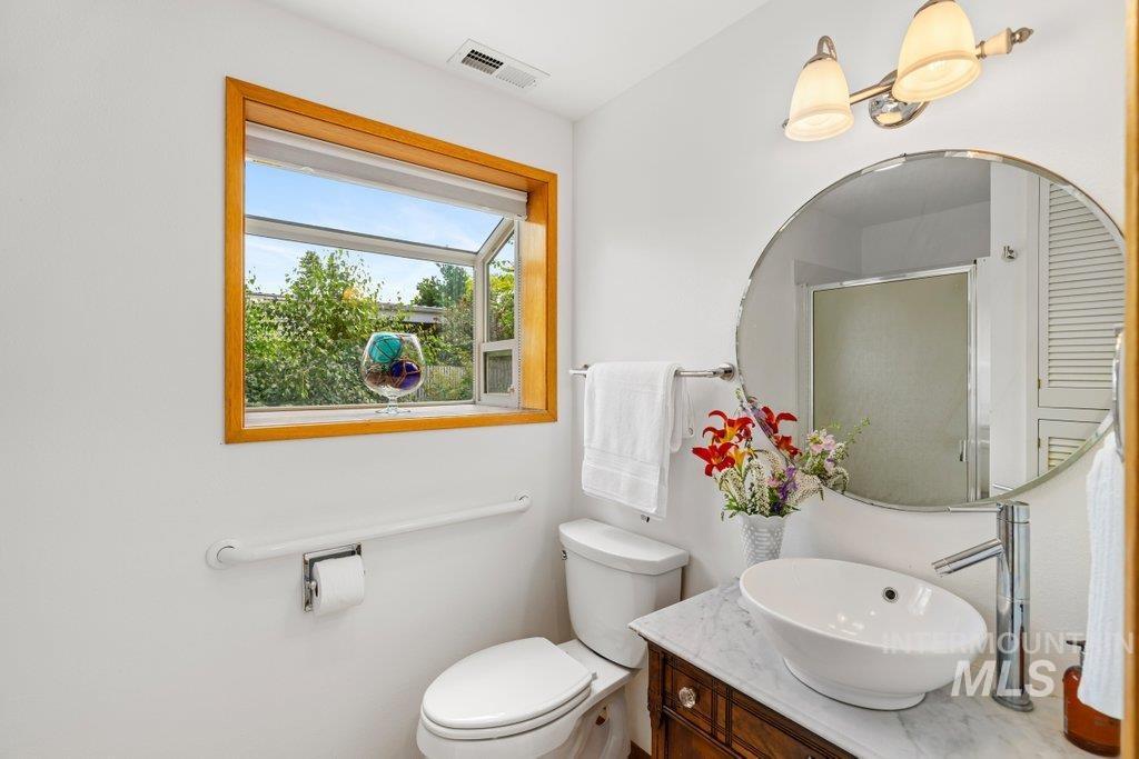 1128 Lynandra Dr., Moscow, Idaho 83843, 5 Bedrooms, 3.5 Bathrooms, Residential For Sale, Price $500,000,MLS 98995207