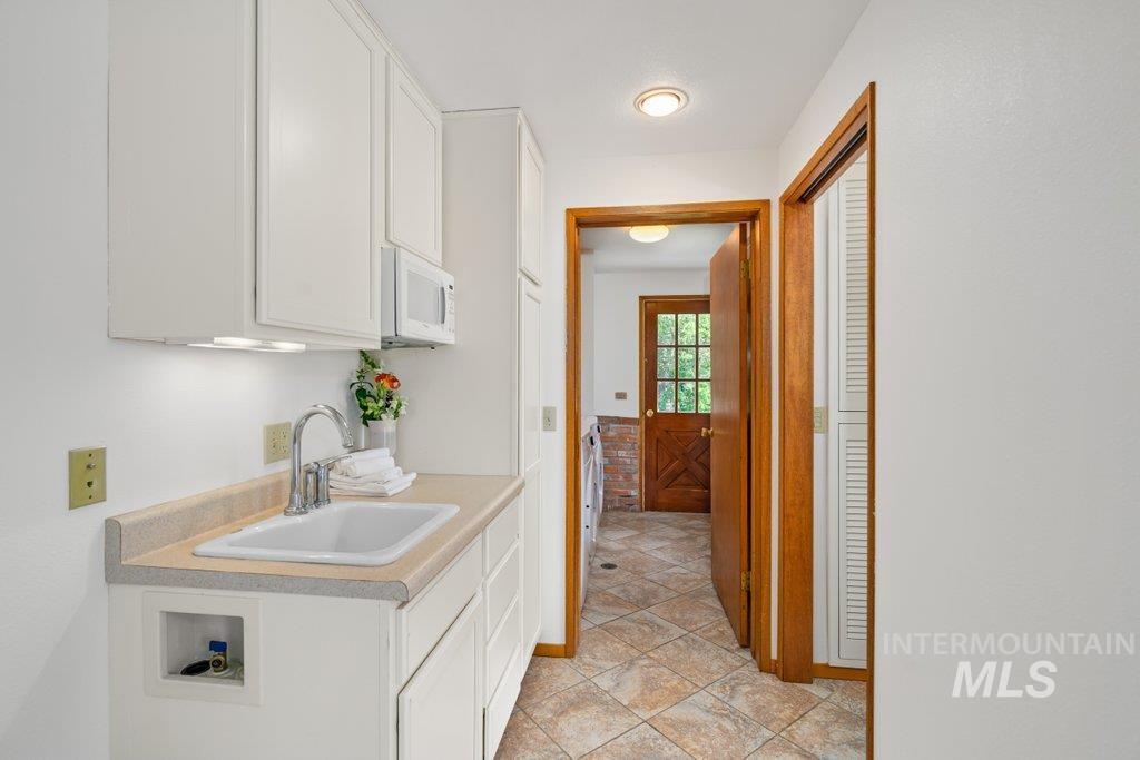 1128 Lynandra Dr., Moscow, Idaho 83843, 5 Bedrooms, 3.5 Bathrooms, Residential For Sale, Price $500,000,MLS 98995207