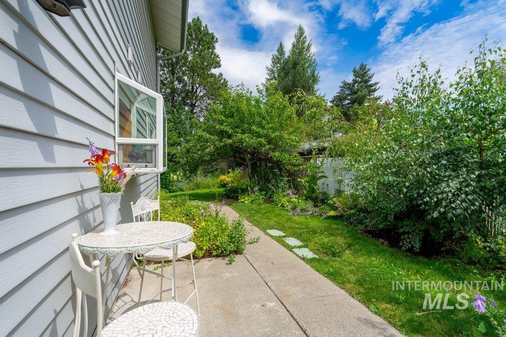 1128 Lynandra Dr., Moscow, Idaho 83843, 5 Bedrooms, 3.5 Bathrooms, Residential For Sale, Price $500,000,MLS 98995207