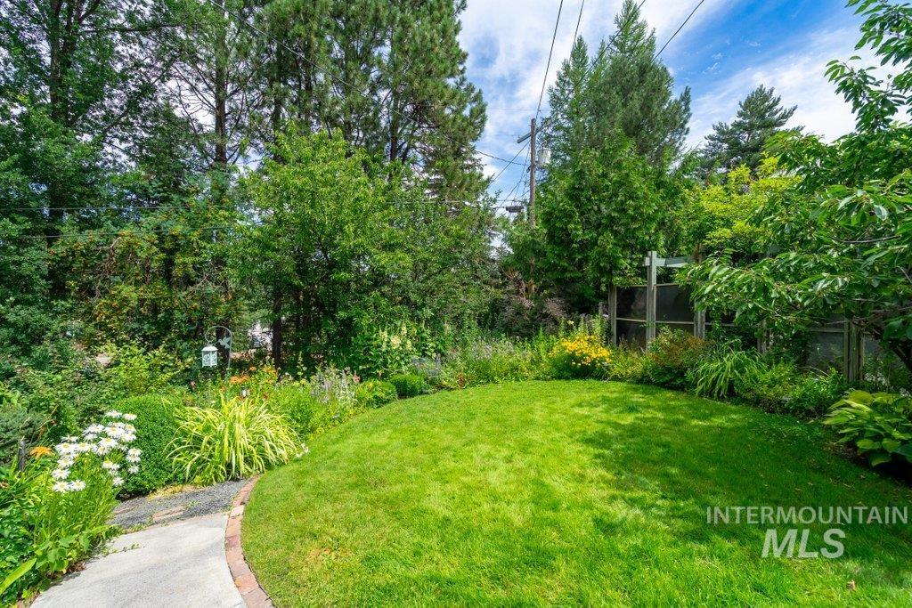 1128 Lynandra Dr., Moscow, Idaho 83843, 5 Bedrooms, 3.5 Bathrooms, Residential For Sale, Price $500,000,MLS 98995207