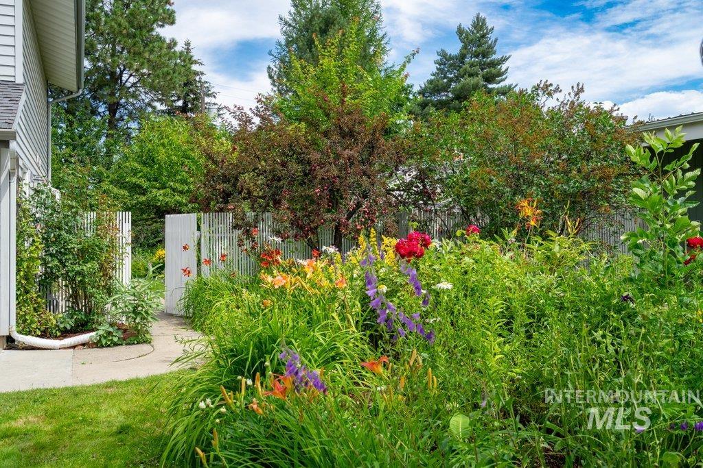 1128 Lynandra Dr., Moscow, Idaho 83843, 5 Bedrooms, 3.5 Bathrooms, Residential For Sale, Price $500,000,MLS 98995207