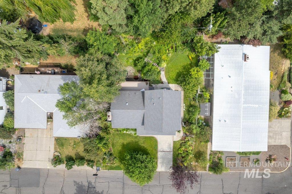 1128 Lynandra Dr., Moscow, Idaho 83843, 5 Bedrooms, 3.5 Bathrooms, Residential For Sale, Price $500,000,MLS 98995207