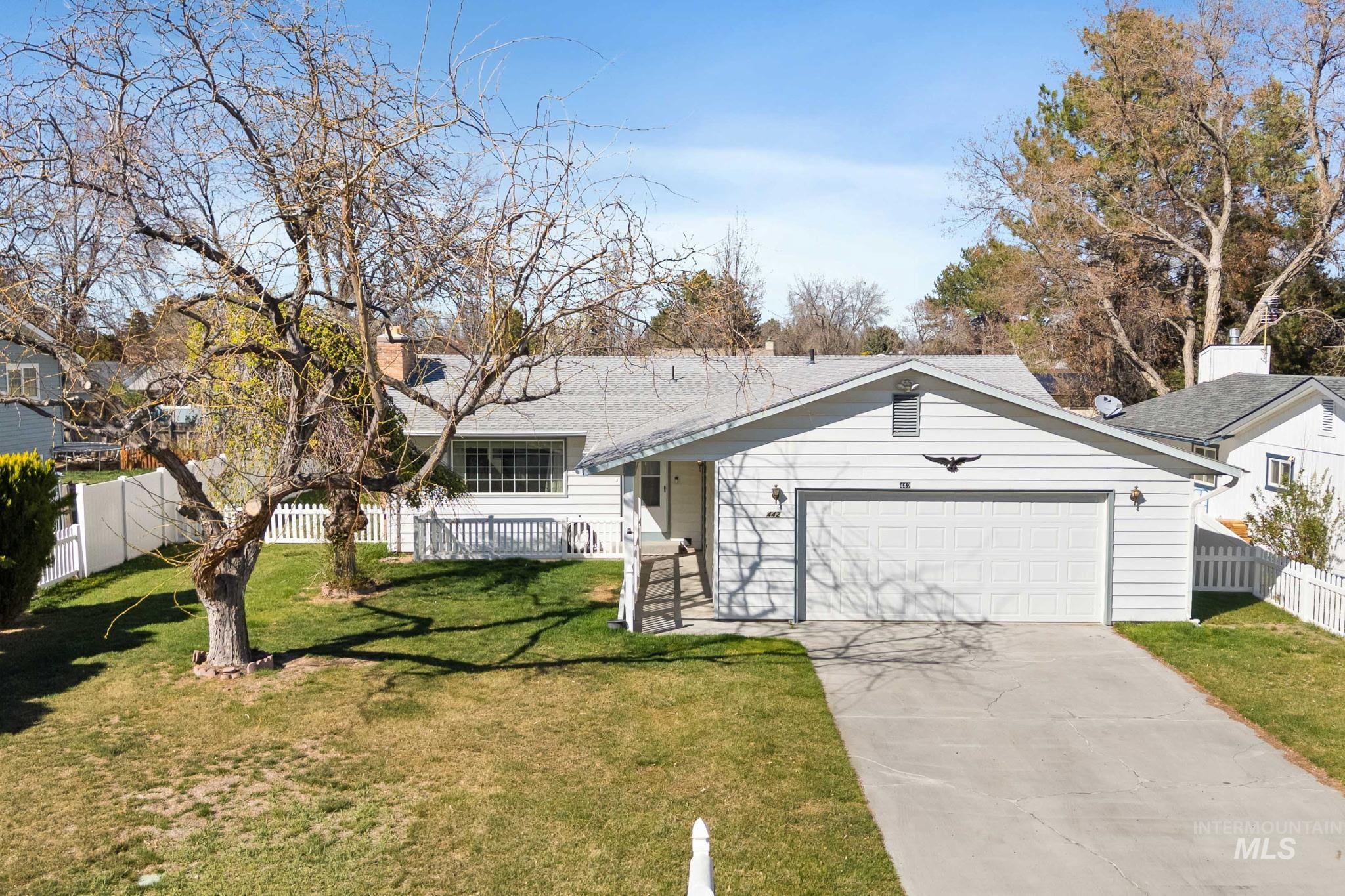 442 Crestview Drive, Twin Falls, Idaho 83301, 3 Bedrooms, 3 Bathrooms, Residential For Sale, Price $374,999, 98995210