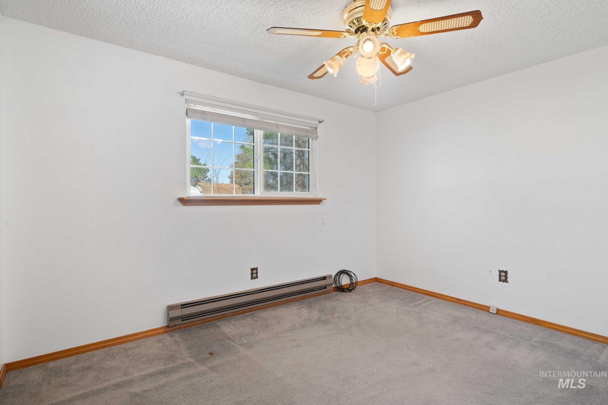 442 Crestview Drive, Twin Falls, Idaho 83301, 3 Bedrooms, 3 Bathrooms, Residential For Sale, Price $374,999, 98995210