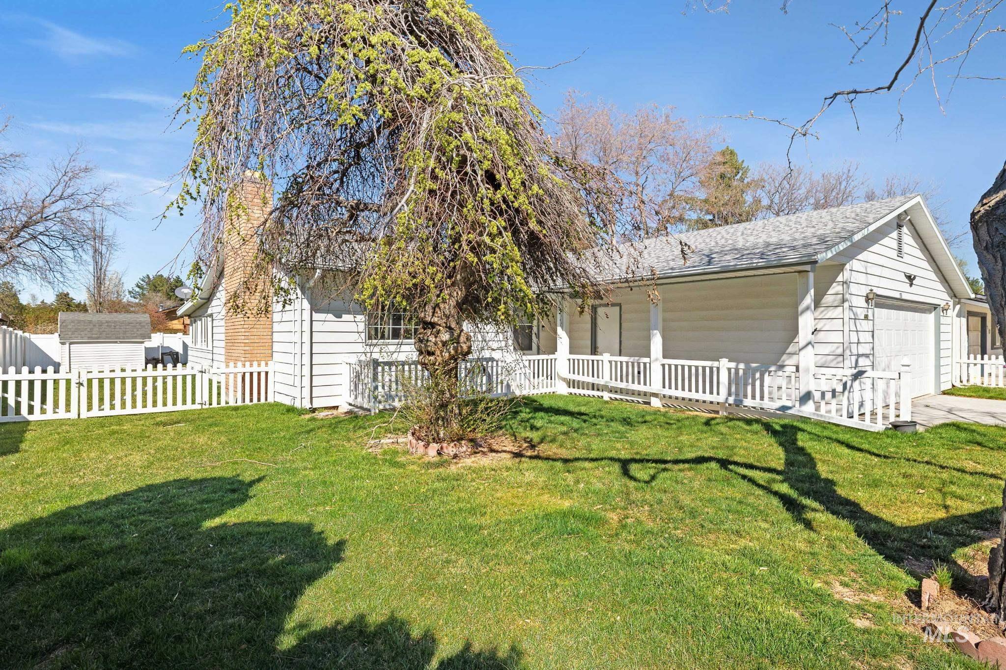 442 Crestview Drive, Twin Falls, Idaho 83301, 3 Bedrooms, 3 Bathrooms, Residential For Sale, Price $374,999, 98995210