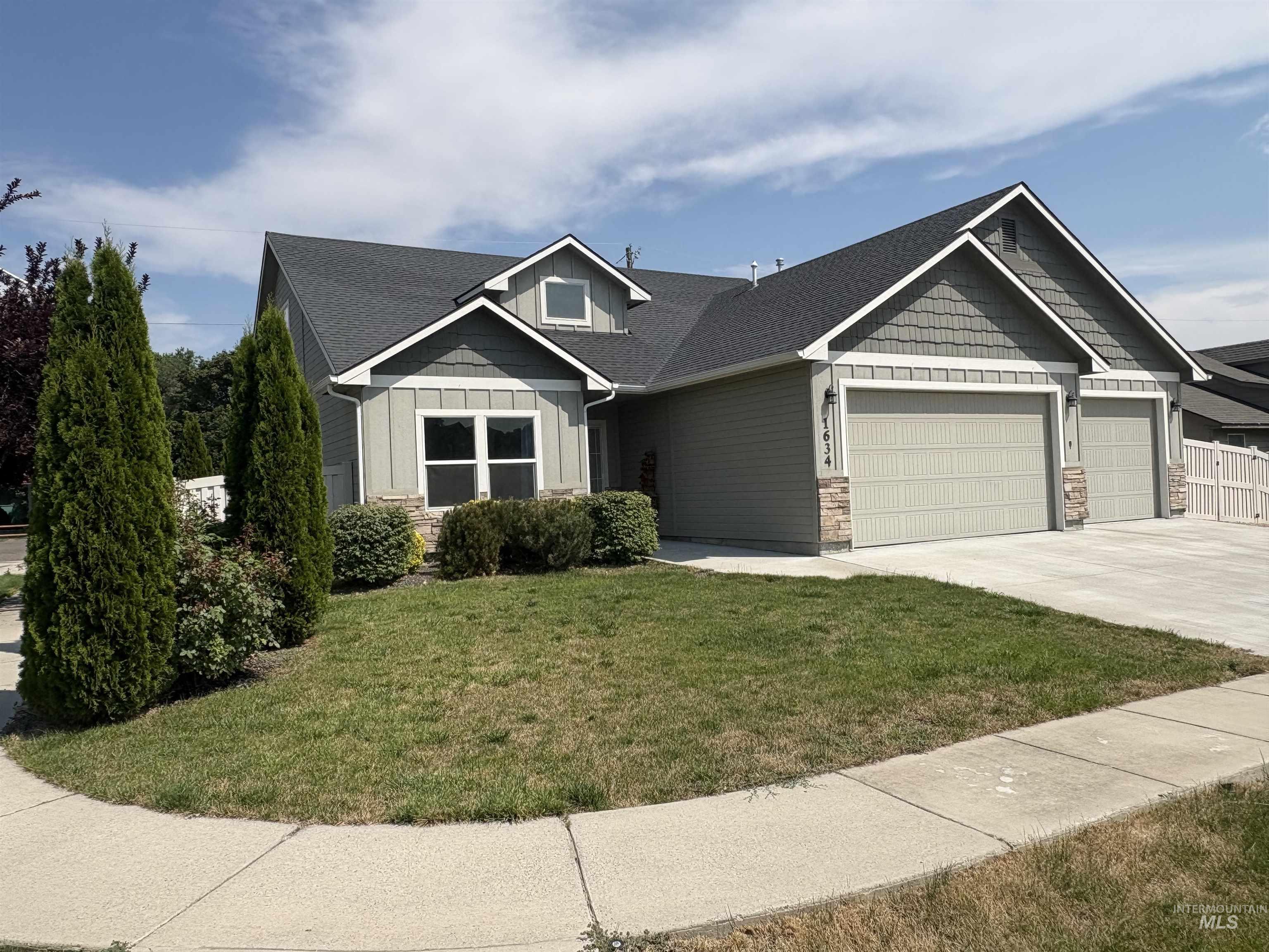 1634 Oak Ave, Fruitland, Idaho 83619, 4 Bedrooms, 2.5 Bathrooms, Residential For Sale, Price $450,000,MLS 98995211