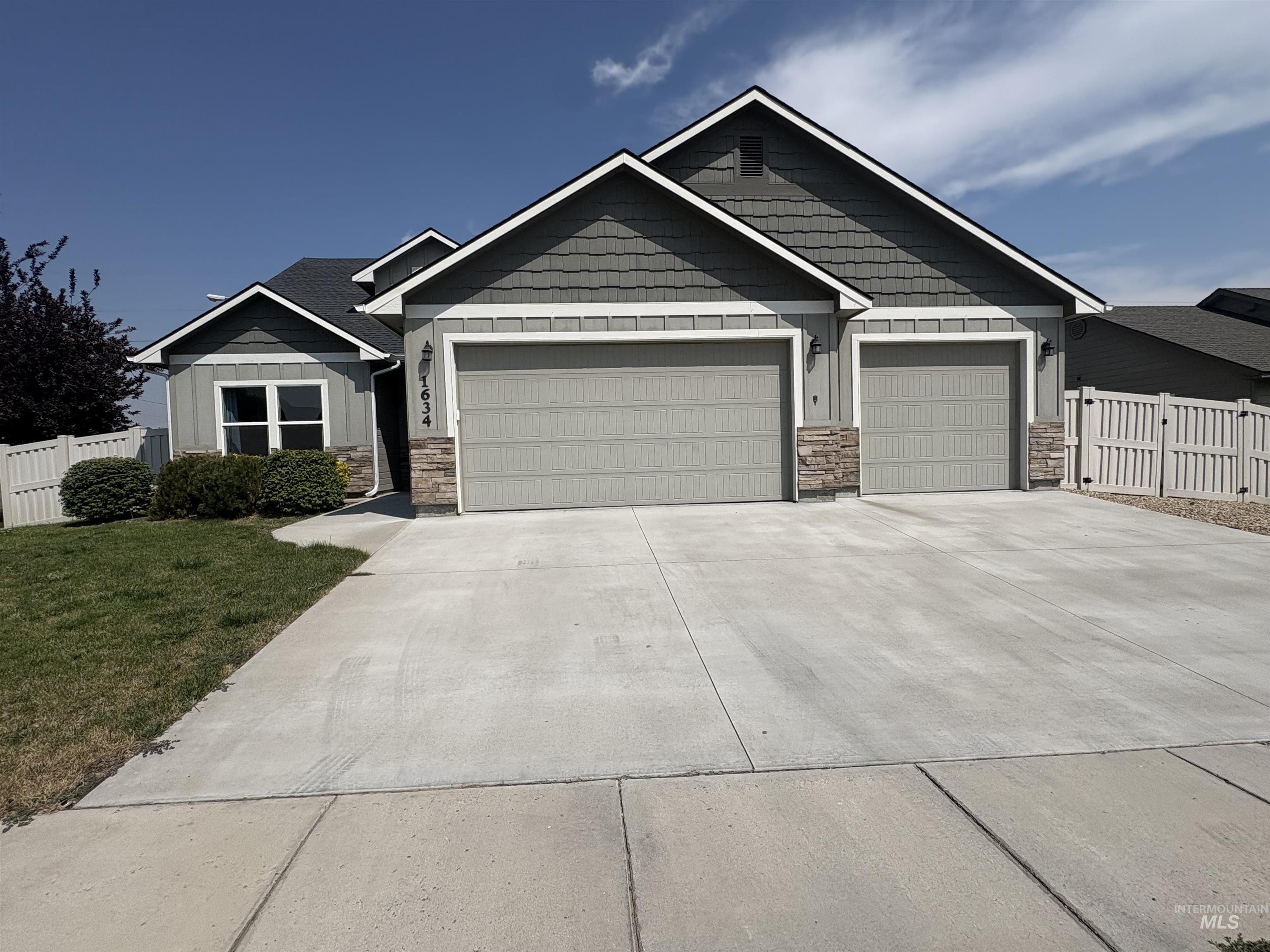 1634 Oak Ave, Fruitland, Idaho 83619, 4 Bedrooms, 2.5 Bathrooms, Residential For Sale, Price $450,000,MLS 98995211