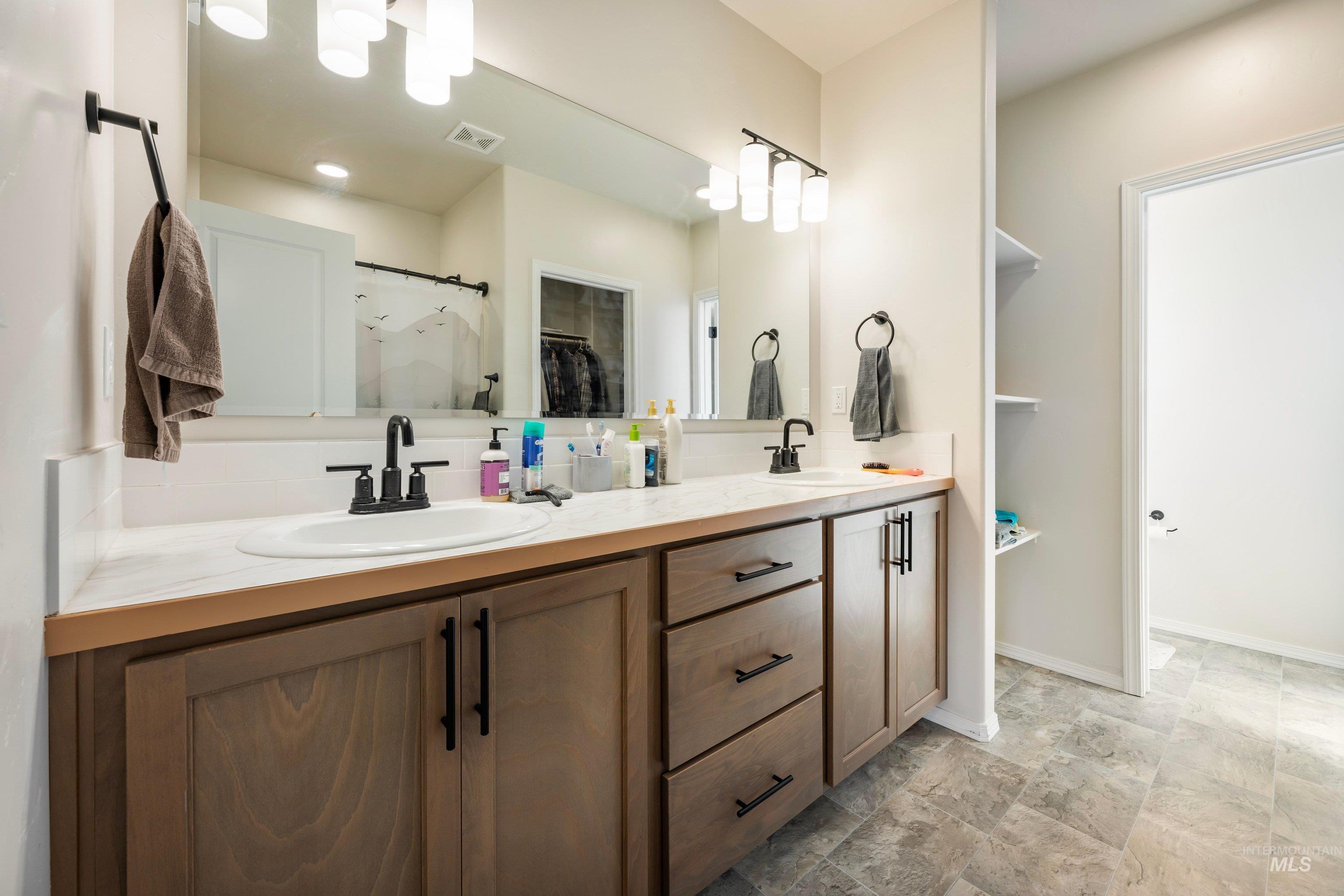 11106 Shadow Glen Dr, Caldwell, Idaho 83605, 3 Bedrooms, 2 Bathrooms, Residential For Sale, Price $424,900,MLS 98995219