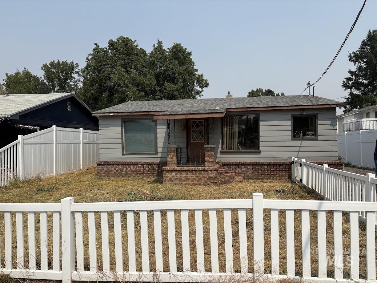 427 Airway Ave, Lewiston, Idaho 83501, 2 Bedrooms, 1 Bathroom, Residential For Sale, Price $240,000, 98995232