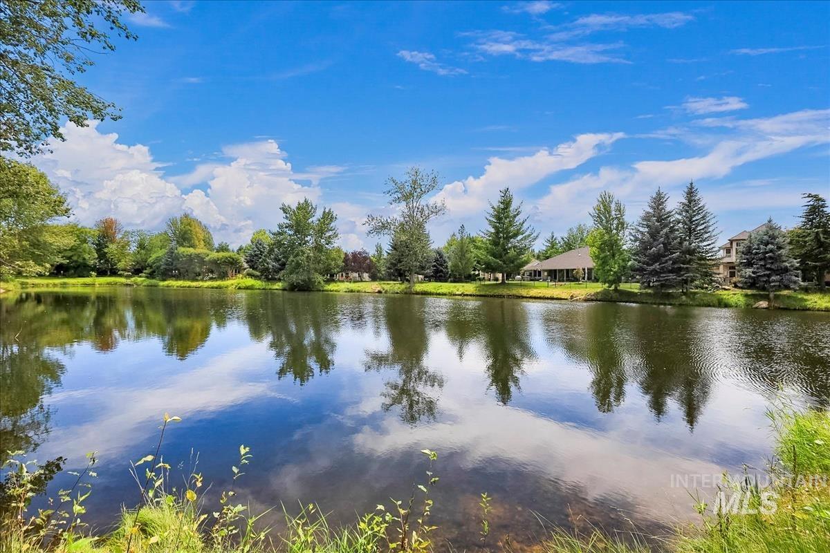 552 E River Quarry Ct., Eagle, Idaho 83616, 4 Bedrooms, 2.5 Bathrooms, Residential For Sale, Price $998,000, 98995271