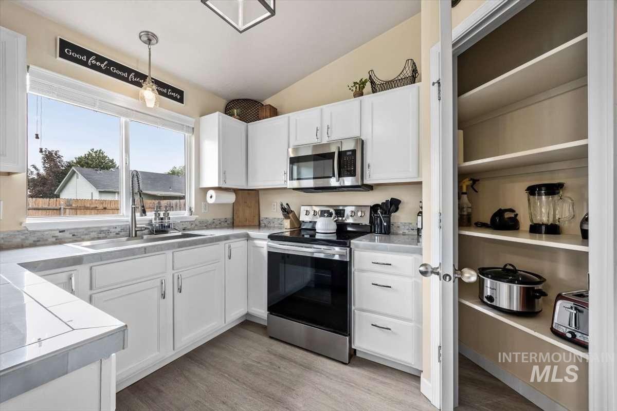 3308 Airport Ave, Caldwell, Idaho 83605, 3 Bedrooms, 2 Bathrooms, Residential For Sale, Price $335,000, 98995273