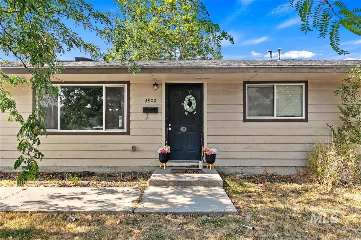 3902 W St Andrews, Boise, Idaho 83705, 3 Bedrooms, 2 Bathrooms, Residential For Sale, Price $429,000, 98995362