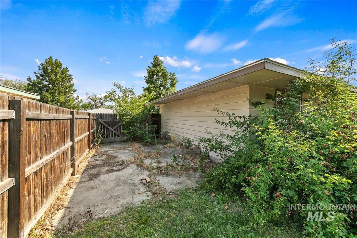 3902 W St Andrews, Boise, Idaho 83705, 3 Bedrooms, 2 Bathrooms, Residential For Sale, Price $429,000, 98995362