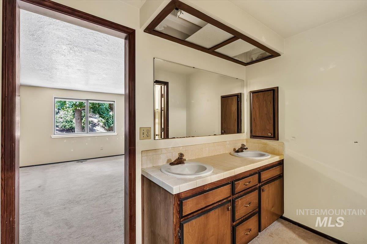 3439 S Raindrop Ct, Boise, Idaho 83706, 3 Bedrooms, 2 Bathrooms, Residential For Sale, Price $429,900, 98995377