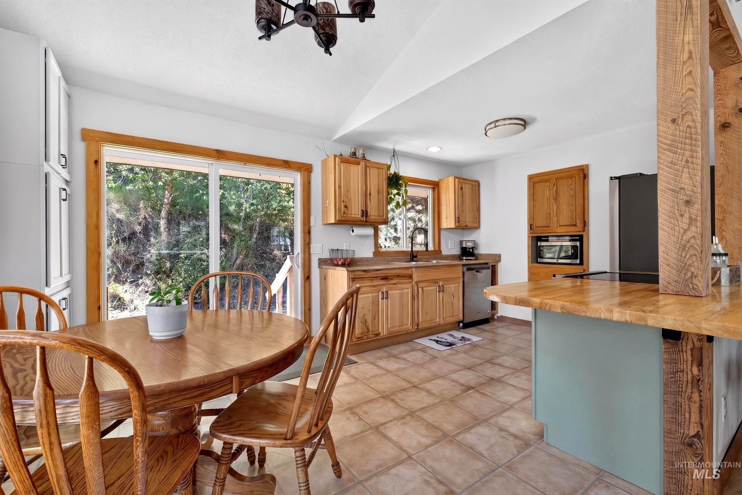 37 Mores Creek Cir, Boise, Idaho 83716, 4 Bedrooms, 2 Bathrooms, Residential For Sale, Price $510,000, 98995432