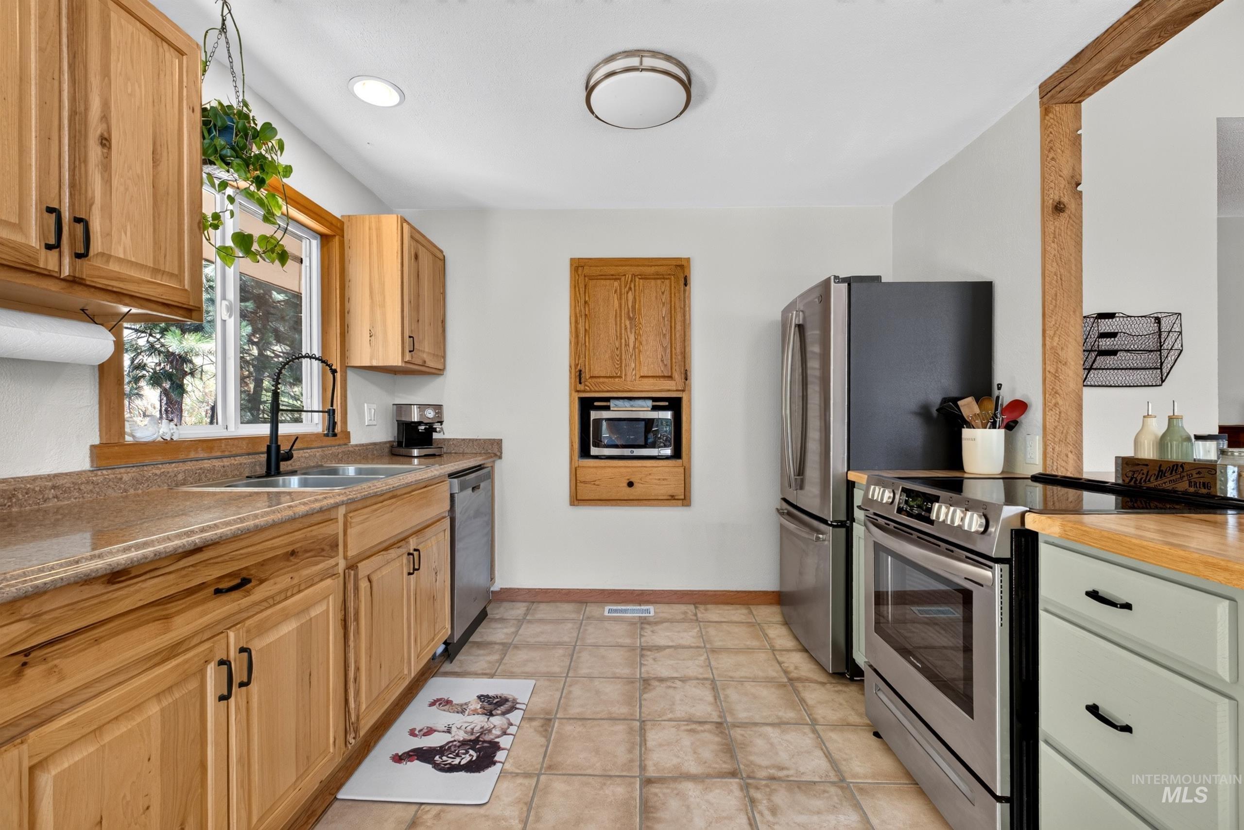 37 Mores Creek Cir, Boise, Idaho 83716, 4 Bedrooms, 2 Bathrooms, Residential For Sale, Price $510,000, 98995432