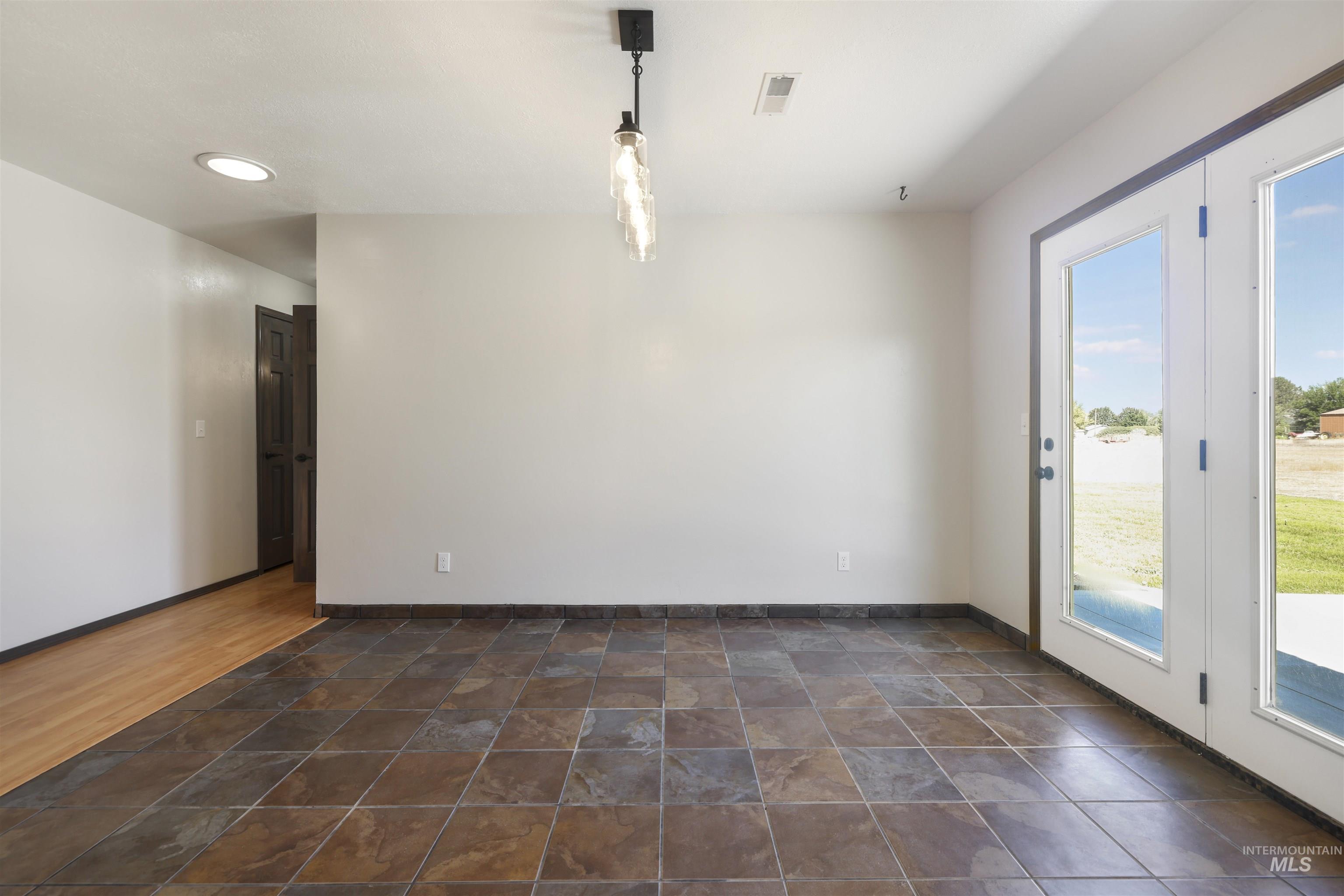 77 Horseshoe Circle, Jerome, Idaho 83338, 4 Bedrooms, 2.5 Bathrooms, Residential For Sale, Price $585,000, 98995435