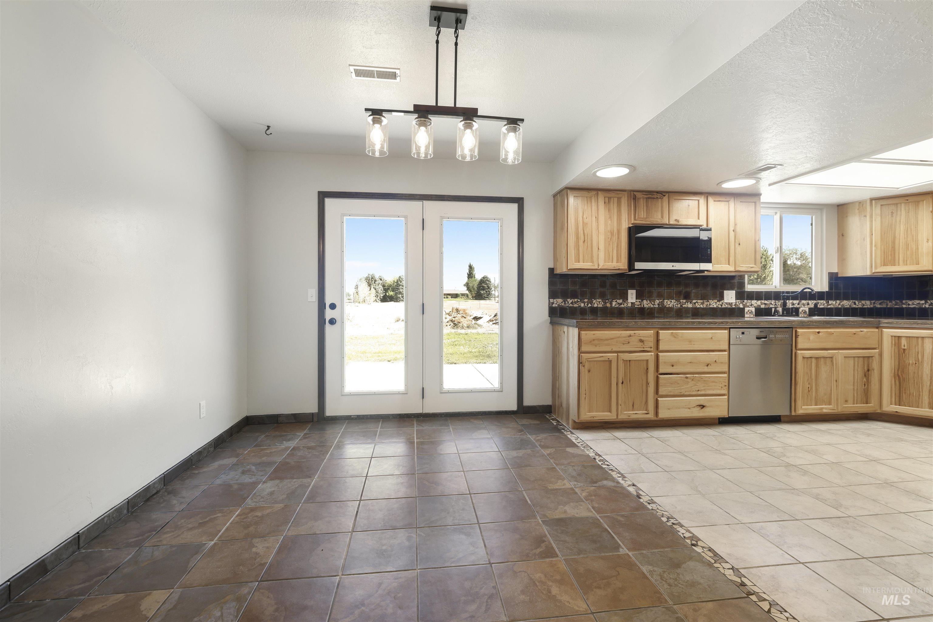 77 Horseshoe Circle, Jerome, Idaho 83338, 4 Bedrooms, 2.5 Bathrooms, Residential For Sale, Price $585,000, 98995435