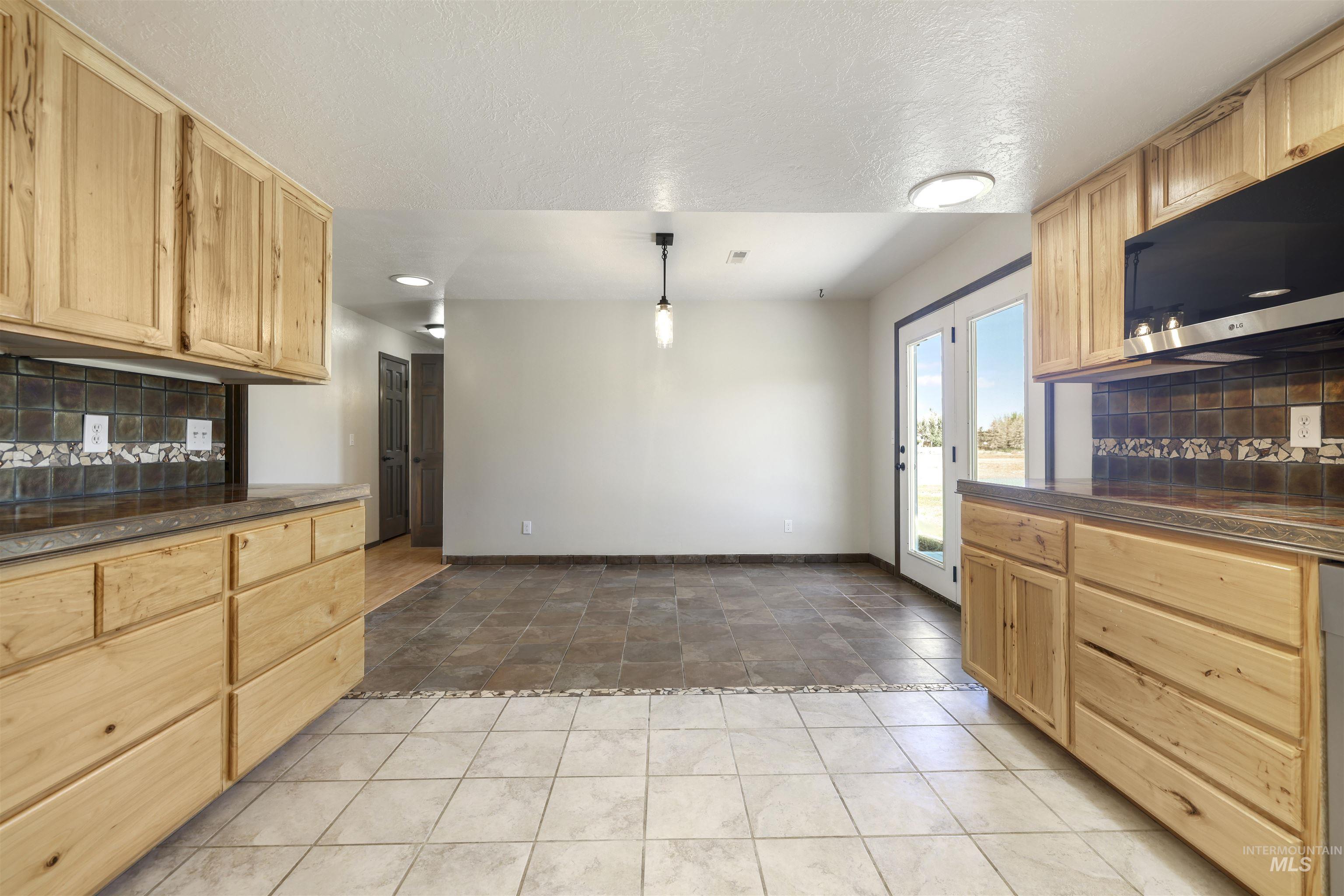 77 Horseshoe Circle, Jerome, Idaho 83338, 4 Bedrooms, 2.5 Bathrooms, Residential For Sale, Price $585,000, 98995435