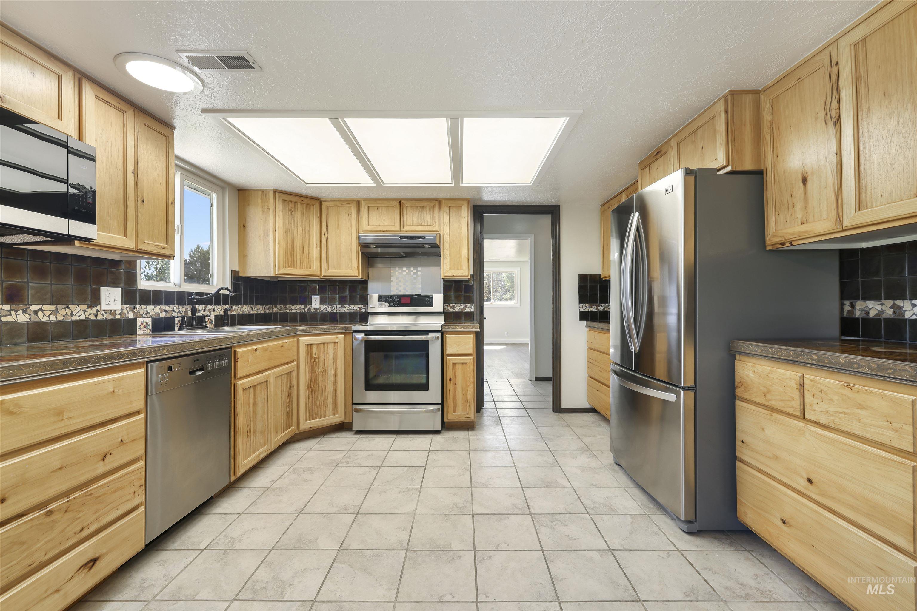 77 Horseshoe Circle, Jerome, Idaho 83338, 4 Bedrooms, 2.5 Bathrooms, Residential For Sale, Price $585,000, 98995435