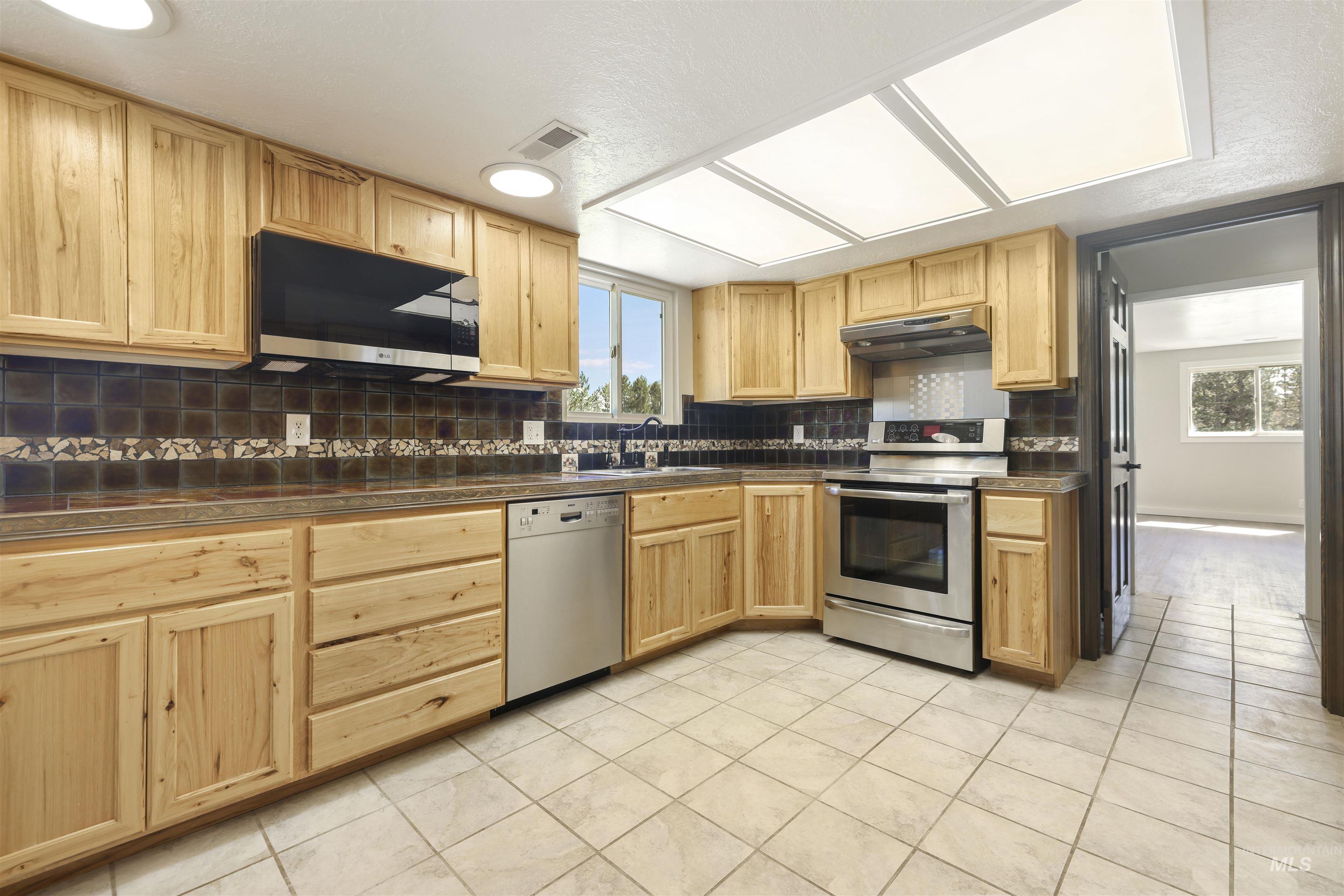 77 Horseshoe Circle, Jerome, Idaho 83338, 4 Bedrooms, 2.5 Bathrooms, Residential For Sale, Price $585,000, 98995435
