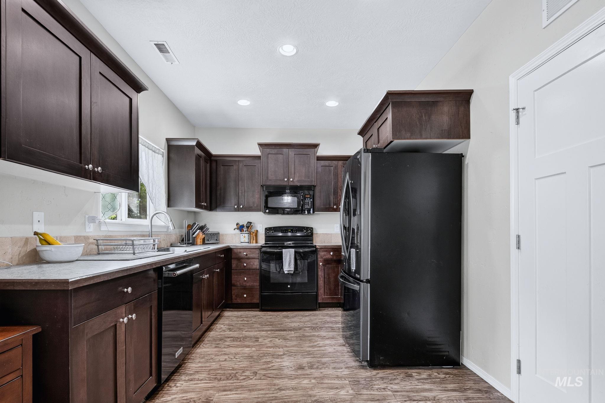 19044 Kenney Way, Caldwell, Idaho 83605, 4 Bedrooms, 2.5 Bathrooms, Residential For Sale, Price $490,000,MLS 98995458