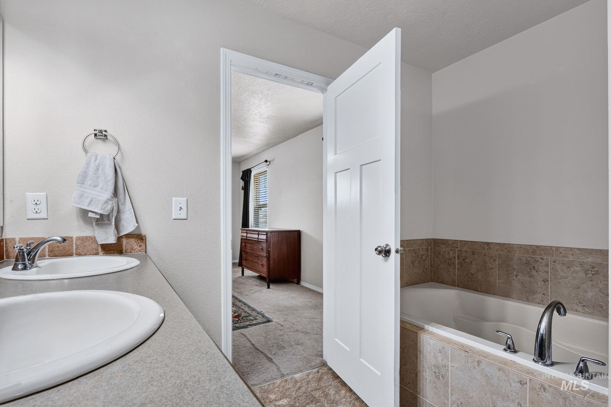 19044 Kenney Way, Caldwell, Idaho 83605, 4 Bedrooms, 2.5 Bathrooms, Residential For Sale, Price $490,000,MLS 98995458