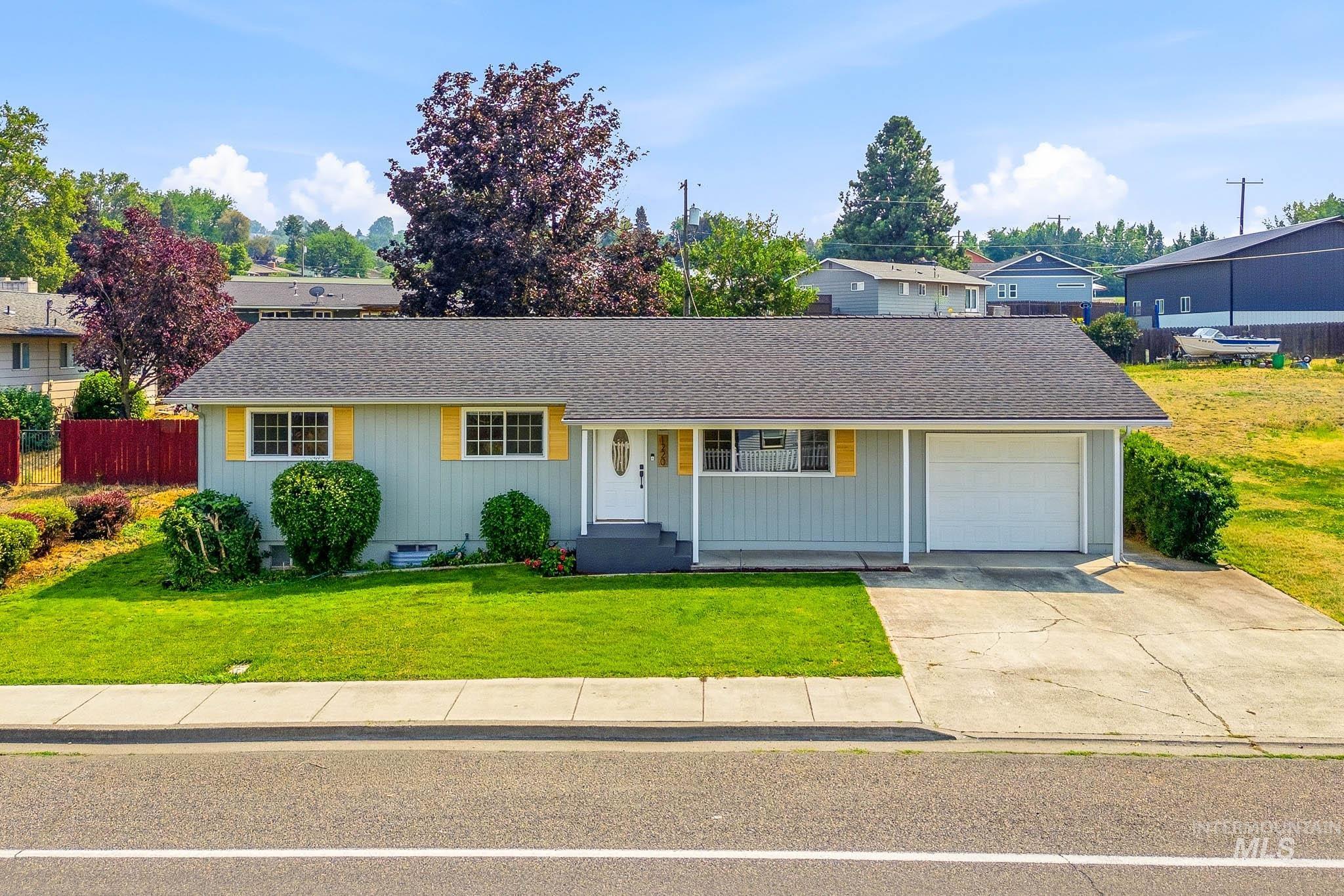 1220 18th Ave, Lewiston, Idaho 83501, 5 Bedrooms, 3 Bathrooms, Residential For Sale, Price $425,000,MLS 98995459