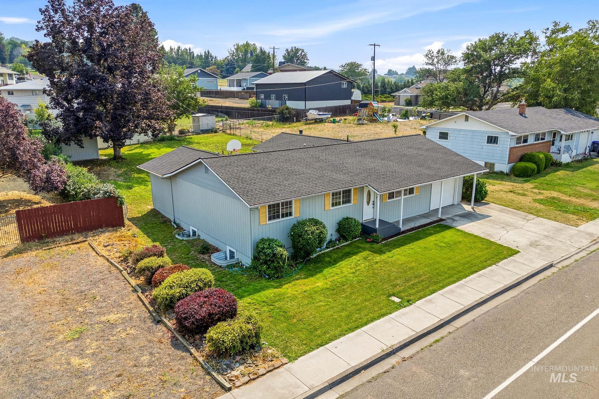 1220 18th Ave, Lewiston, Idaho 83501, 5 Bedrooms, 3 Bathrooms, Residential For Sale, Price $425,000,MLS 98995459