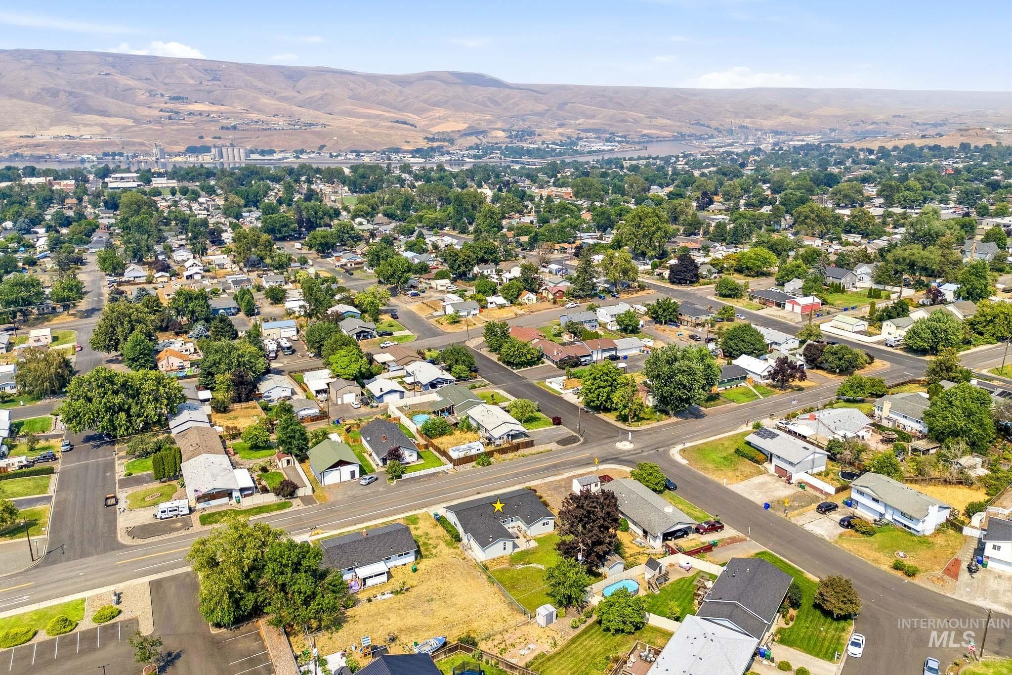 1220 18th Ave, Lewiston, Idaho 83501, 5 Bedrooms, 3 Bathrooms, Residential For Sale, Price $425,000,MLS 98995459