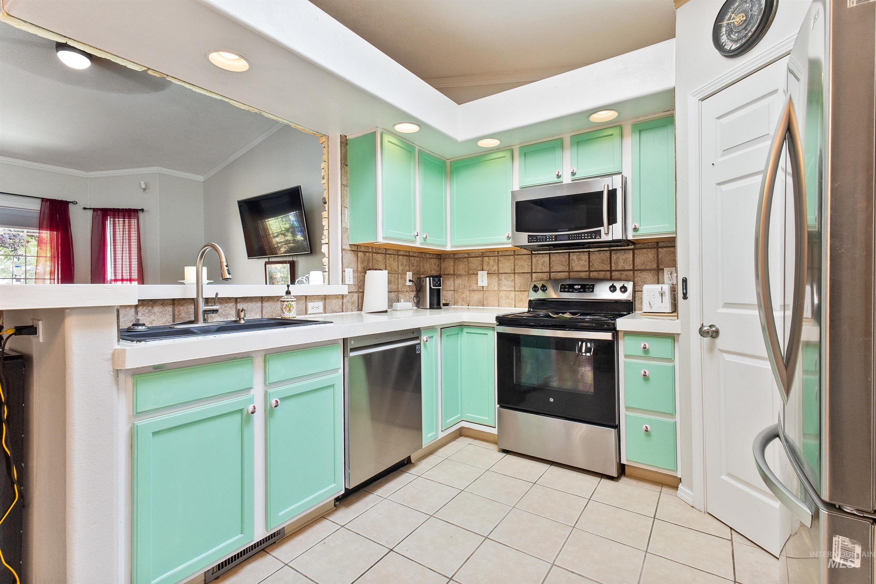 916 Graycliff Drive, Caldwell, Idaho 83607, 3 Bedrooms, 2 Bathrooms, Residential For Sale, Price $349,900,MLS 98995470