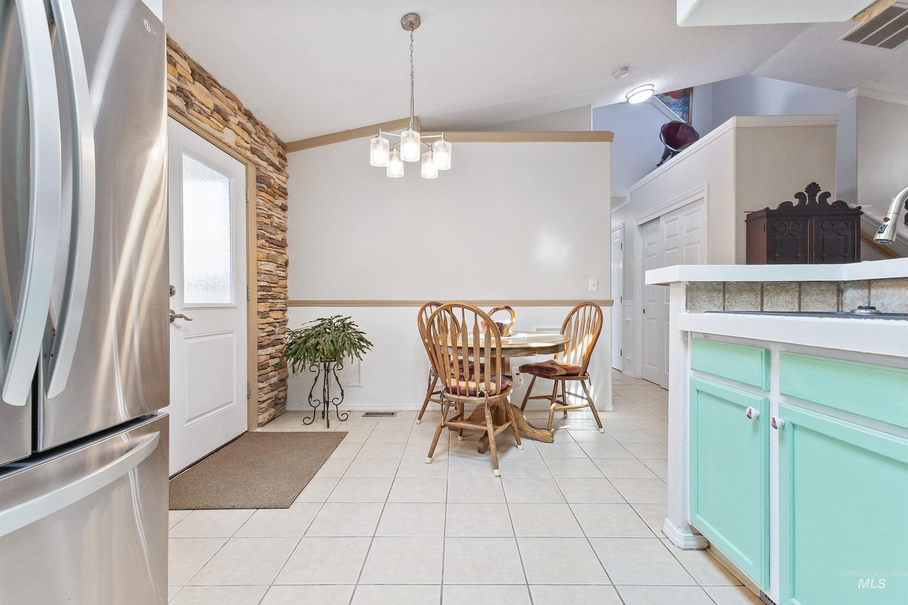 916 Graycliff Drive, Caldwell, Idaho 83607, 3 Bedrooms, 2 Bathrooms, Residential For Sale, Price $359,000,MLS 98995470