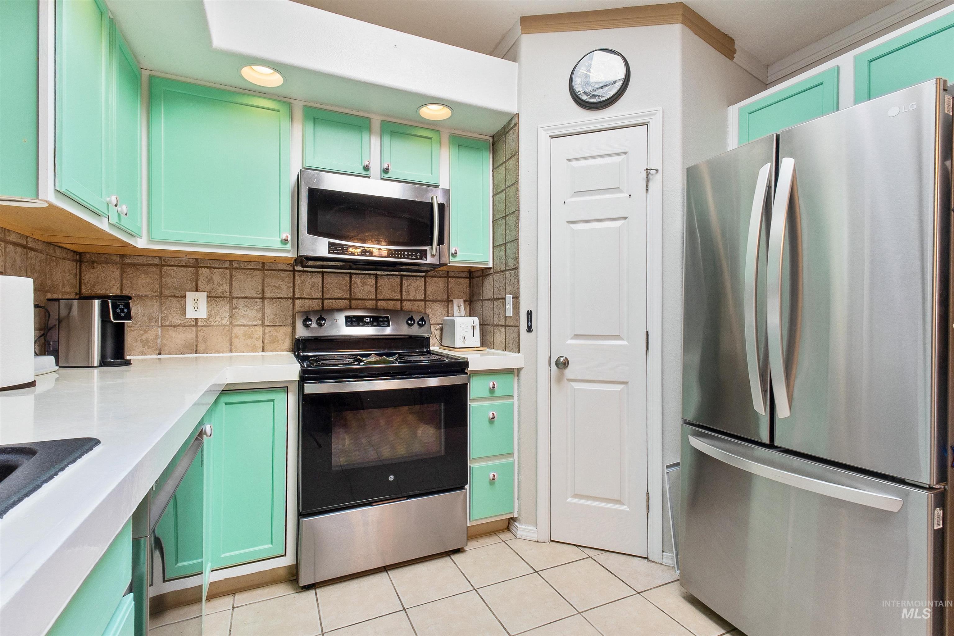 916 Graycliff Drive, Caldwell, Idaho 83607, 3 Bedrooms, 2 Bathrooms, Residential For Sale, Price $349,900,MLS 98995470