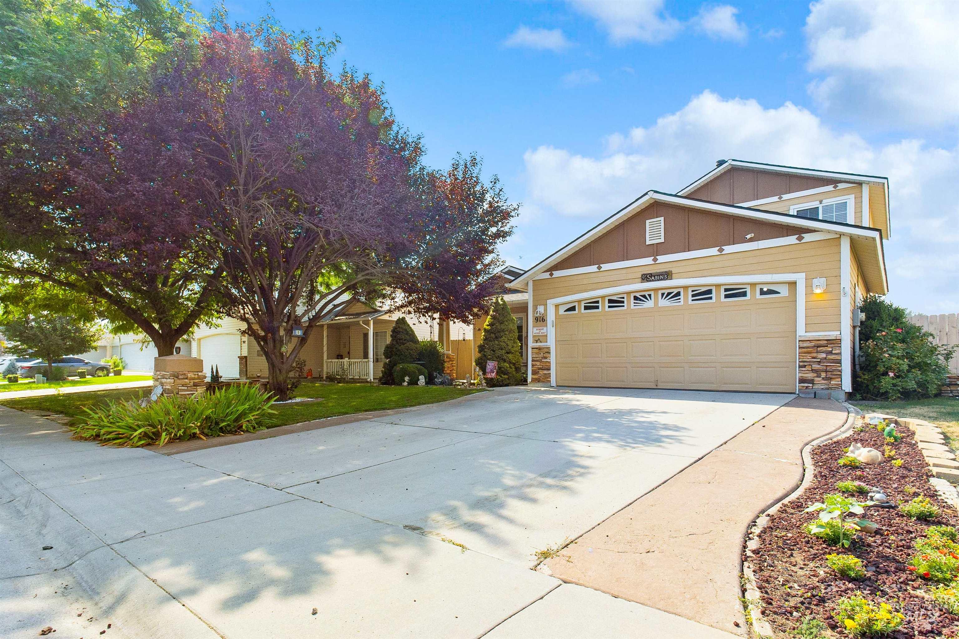 916 Graycliff Drive, Caldwell, Idaho 83607, 3 Bedrooms, 2 Bathrooms, Residential For Sale, Price $359,000,MLS 98995470