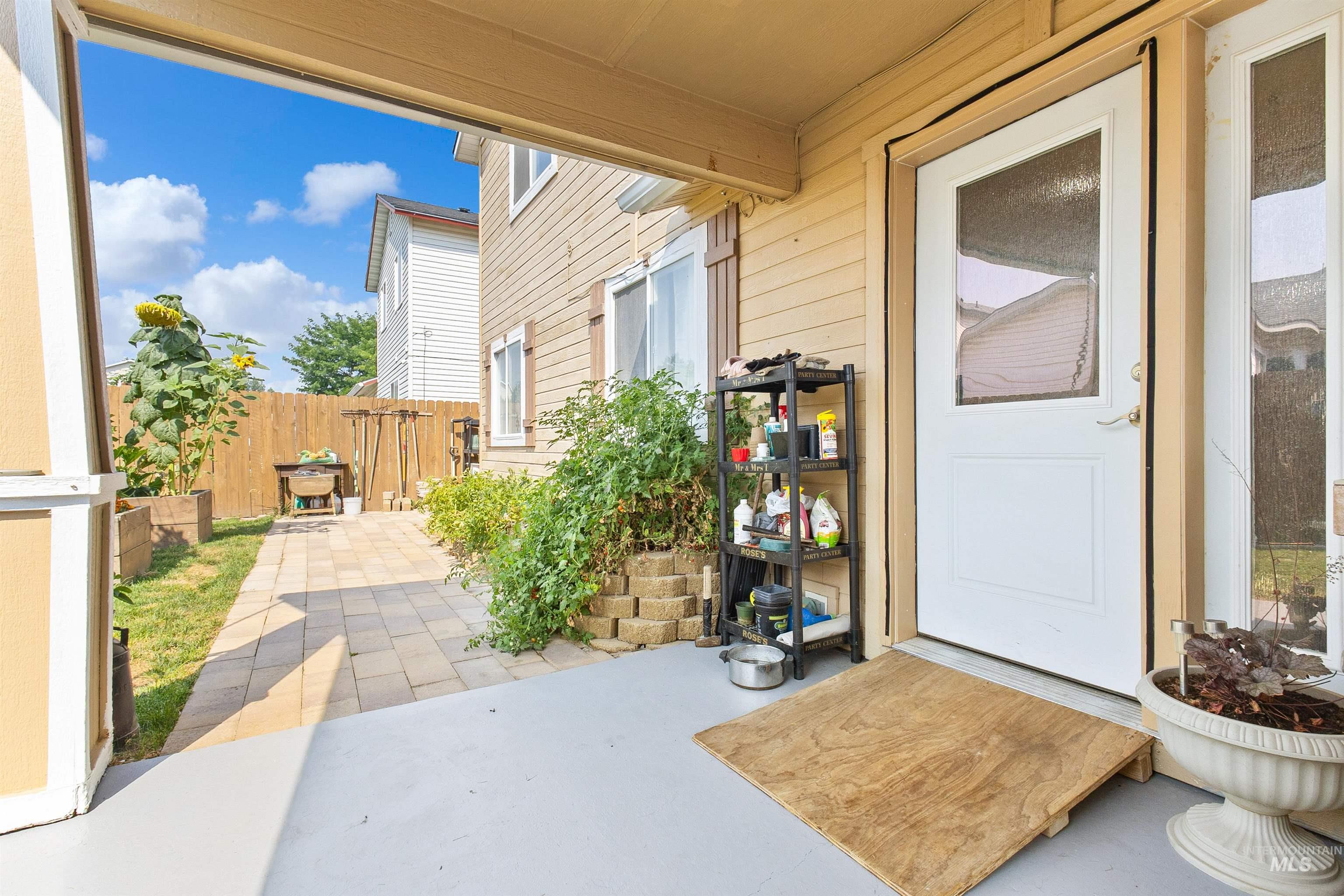 916 Graycliff Drive, Caldwell, Idaho 83607, 3 Bedrooms, 2 Bathrooms, Residential For Sale, Price $359,000,MLS 98995470