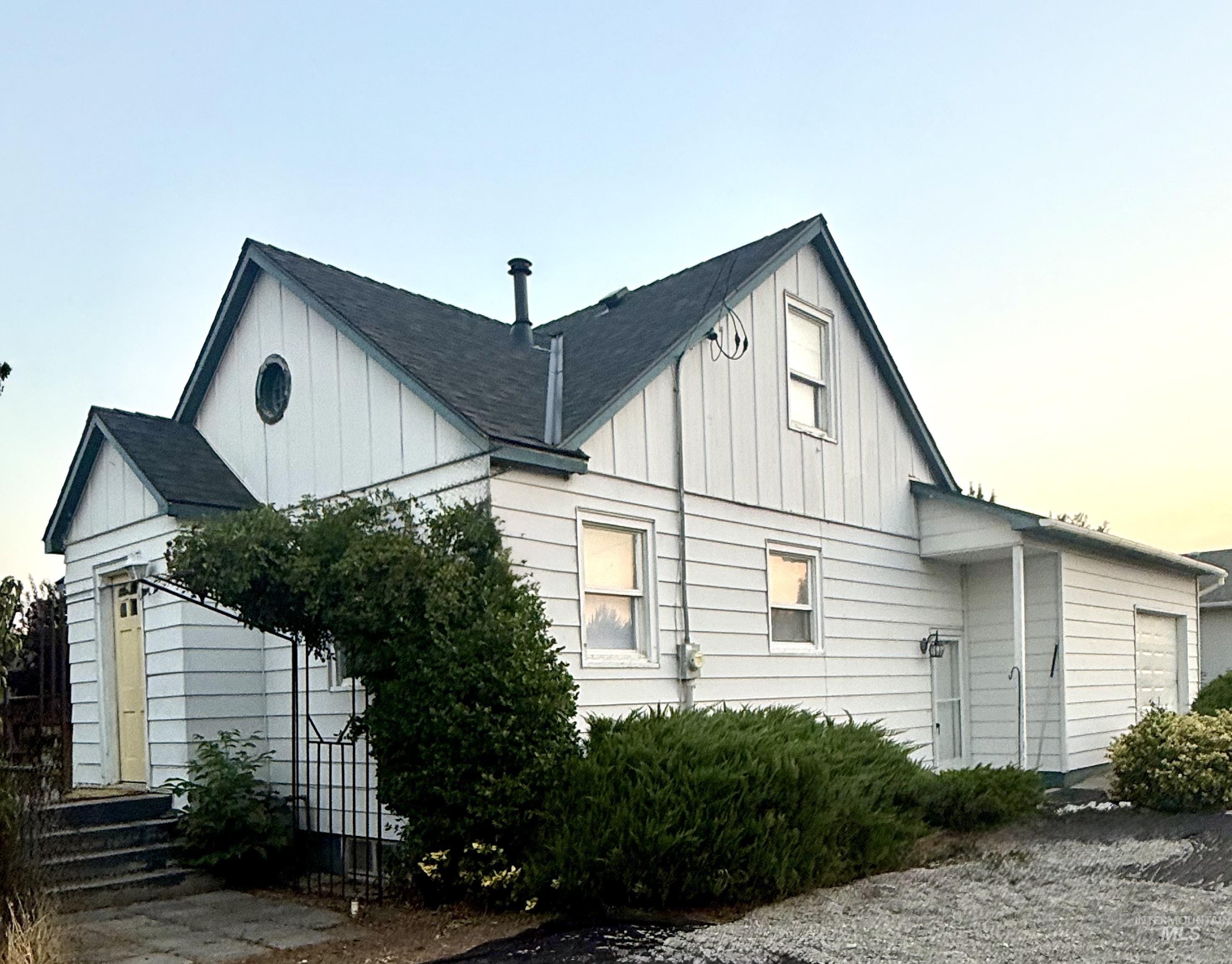 1864 W Idaho Ave., Ontario, Oregon 97914, 4 Bedrooms, 2 Bathrooms, Residential For Sale, Price $274,900, 98995491