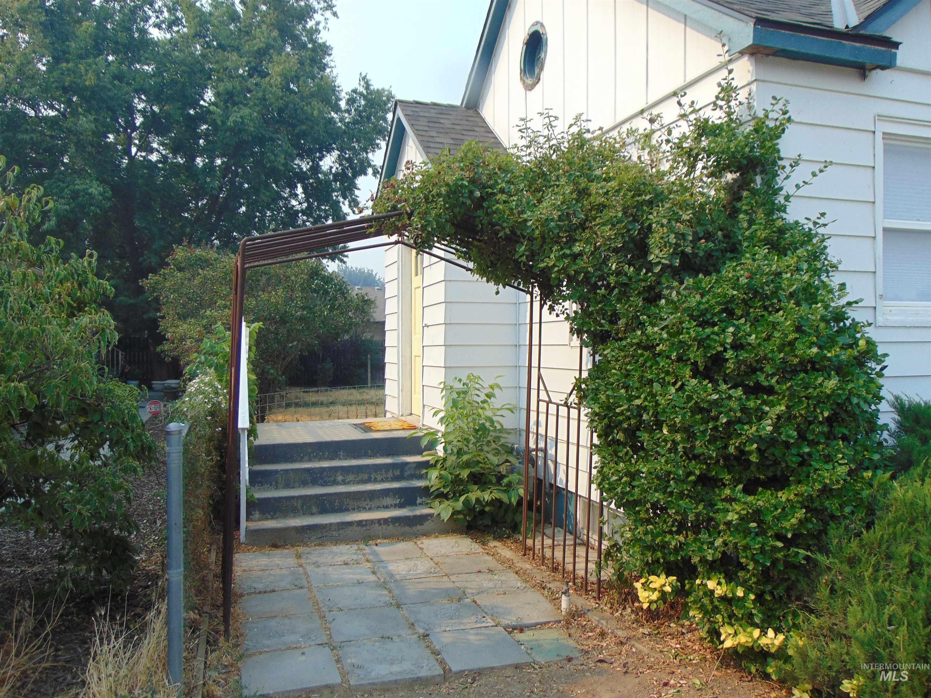 1864 W Idaho Ave., Ontario, Oregon 97914, 4 Bedrooms, 2 Bathrooms, Residential For Sale, Price $274,900, 98995491