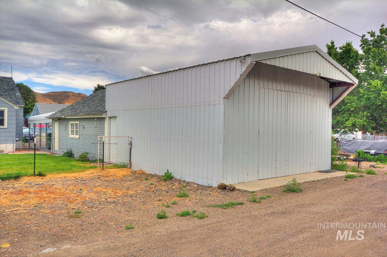 351 W Main Street South, Vale, Oregon 97918, 4 Bedrooms, 2 Bathrooms, Residential For Sale, Price $294,500, 98995544