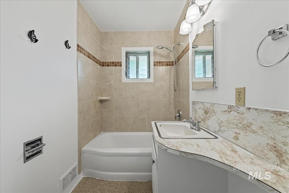 8020 W King St, Boise, Idaho 83704, 3 Bedrooms, 1.5 Bathrooms, Residential For Sale, Price $409,900,MLS 98995560