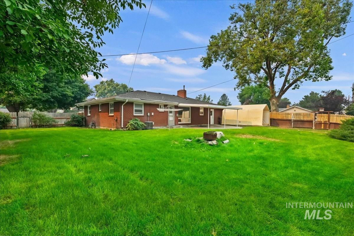 8020 W King St, Boise, Idaho 83704, 3 Bedrooms, 1.5 Bathrooms, Residential For Sale, Price $409,900,MLS 98995560