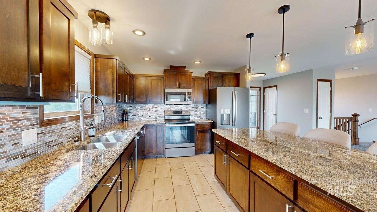 2555 Remington Way, Clarkston, Washington 99403, 5 Bedrooms, 3 Bathrooms, Residential For Sale, Price $649,000, 98995563