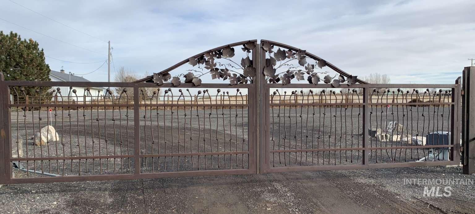 4060 N 1200 E, Buhl, Idaho 83316, 2 Bedrooms, 2.5 Bathrooms, Residential For Sale, Price $1,395,000,MLS 98995564