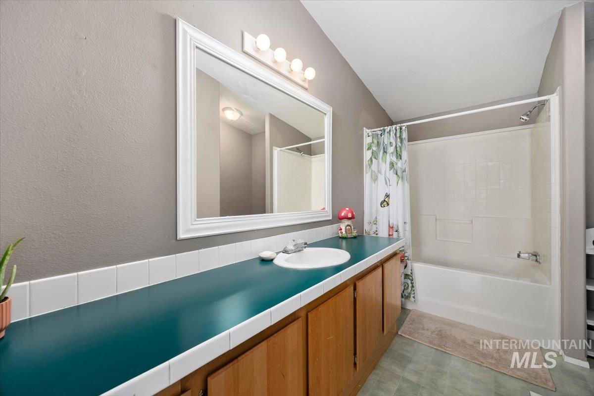 355 6th Avenue West, Wendell, Idaho 83355, 3 Bedrooms, 2 Bathrooms, Residential For Sale, Price $315,000, 98995570
