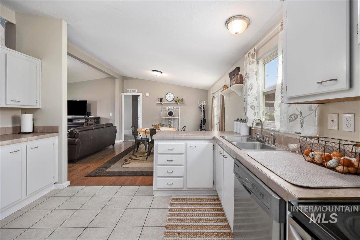 355 6th Avenue West, Wendell, Idaho 83355, 3 Bedrooms, 2 Bathrooms, Residential For Sale, Price $315,000, 98995570