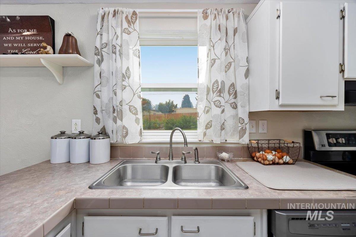 355 6th Avenue West, Wendell, Idaho 83355, 3 Bedrooms, 2 Bathrooms, Residential For Sale, Price $315,000, 98995570