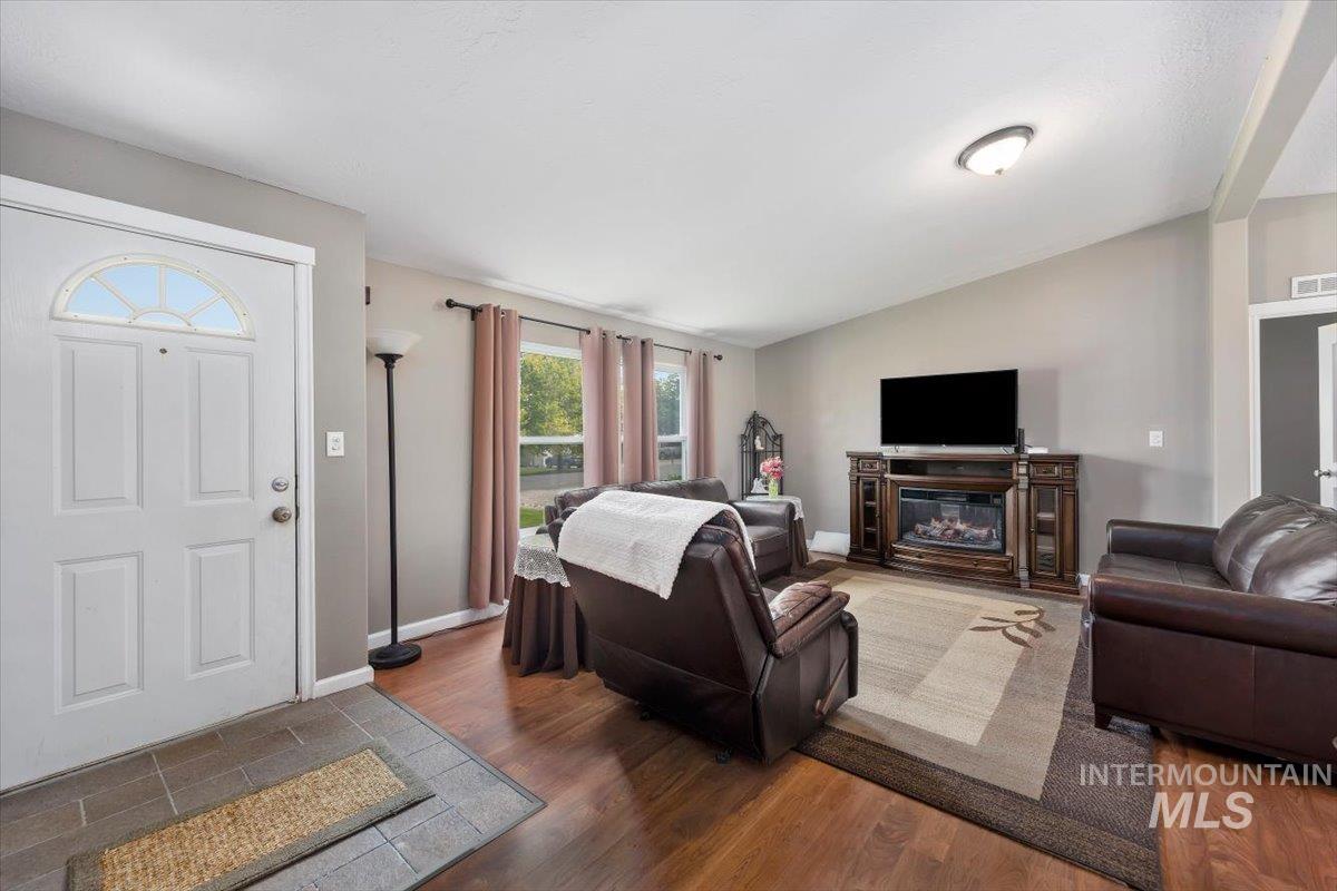 355 6th Avenue West, Wendell, Idaho 83355, 3 Bedrooms, 2 Bathrooms, Residential For Sale, Price $315,000, 98995570