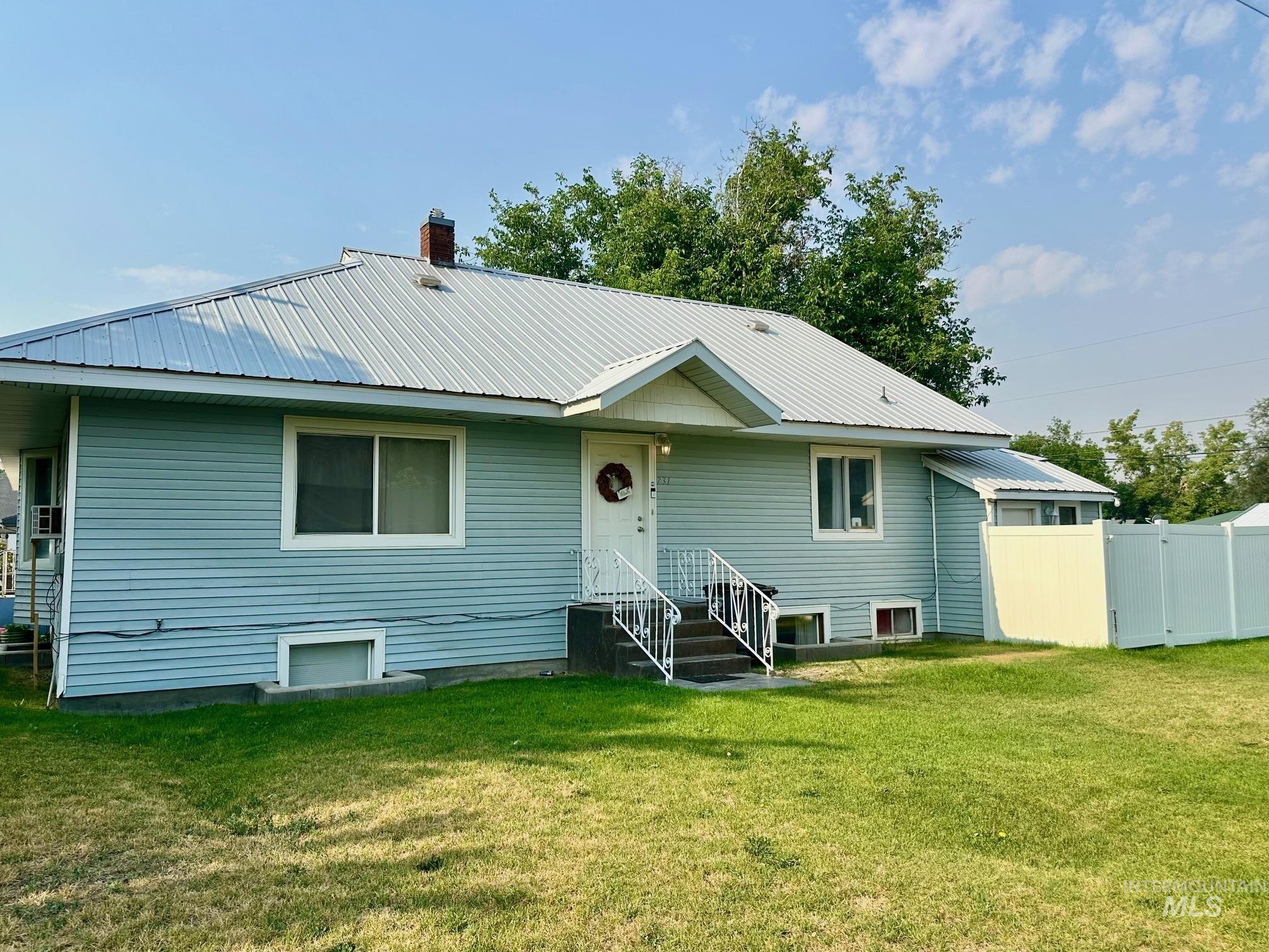 307 Birch St S, Kimberly, Idaho 83341, 2 Bedrooms, 2 Bathrooms, Residential Income For Sale, Price $412,000,MLS 98995587